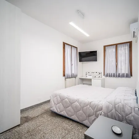 J-guest House 3* Reggio Emilia