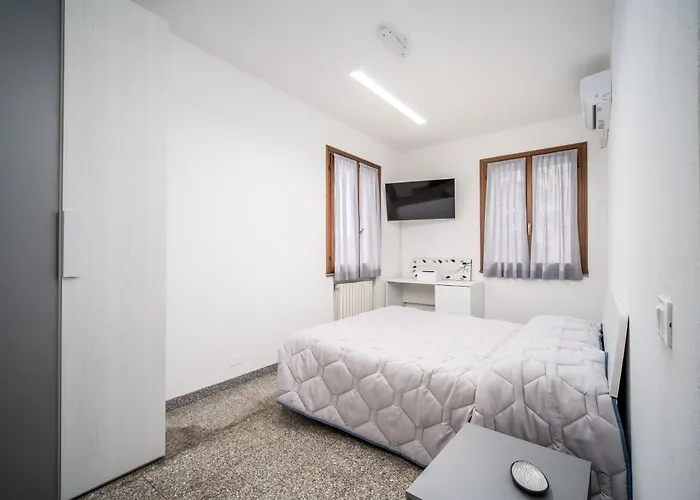 J-guest House 3* Reggio nell'Emilia